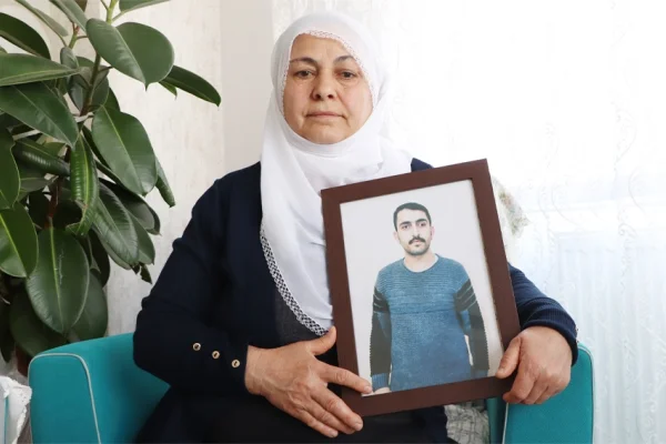 Kitaplarından dolayı tutsağa hücre cezası
