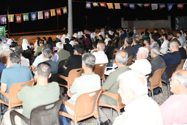 Halk tartışıyor ve soruyor