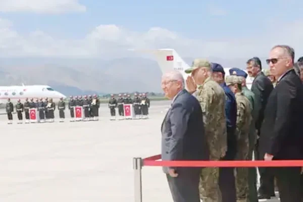 Üç yıl sonra başka yalan