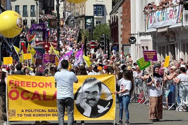 Kürtler Durham’da haykırdı: Buradayız, direniyoruz