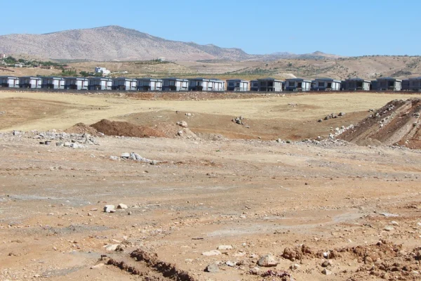Mezarlık devleti beton döküyor