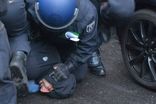 Kürt genci döven Alman polise ceza