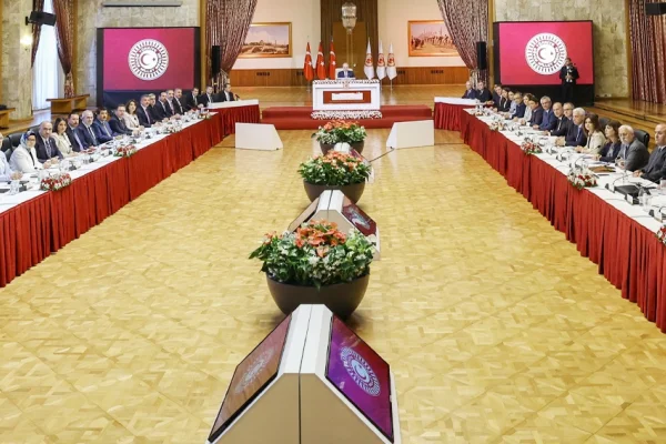 11 parti, iktidara seslendi