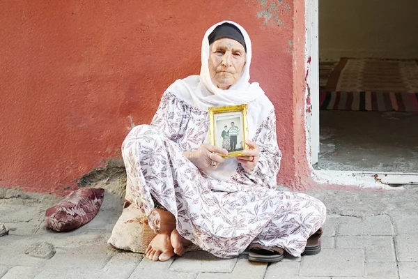 30 yıldır kapının önünde Ahmet’i bekliyor