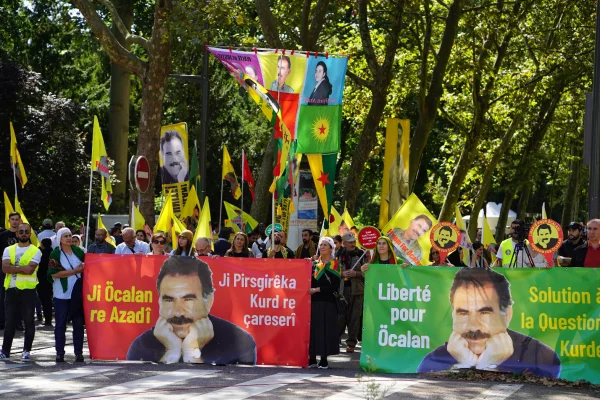 İki hafta boyunca AK önündeler