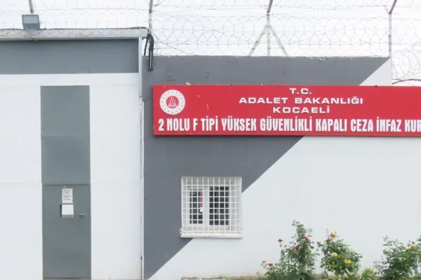 Halen kitaba 'sakıncalı' engeli