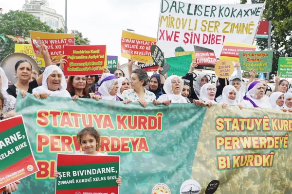 Ana dilde eğitim için yürüyüş