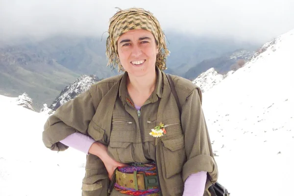 Gülüşü yüzüne asılıydı