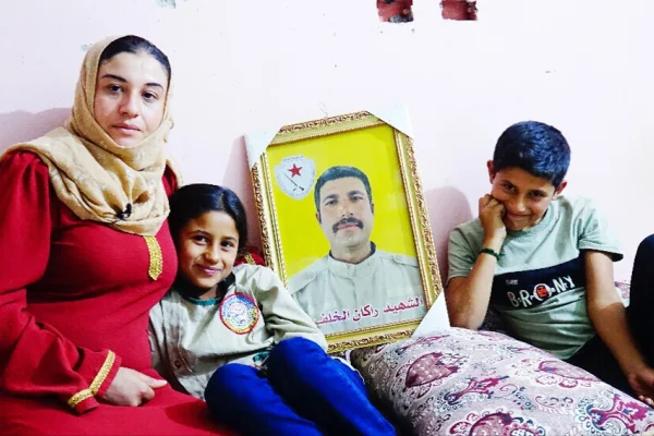Özgürlük hayalini çantasında taşıyor