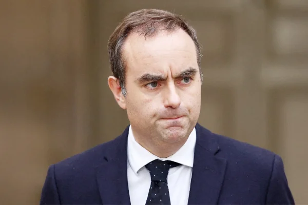 Macron’un beşinci başbakanı istifa etti