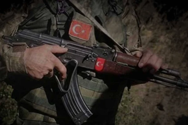 Korucular üç kişiyi vurdu