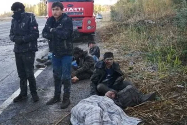 33 mülteci yola savruldu