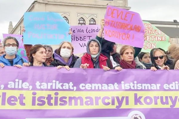 Cüppeliler saldırdı, polis korudu