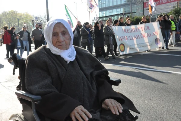 82 yaşında yürüyüşte