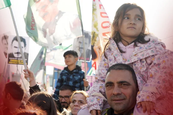 "Bijî Apo için" yürüyüşteki Kürt kızı