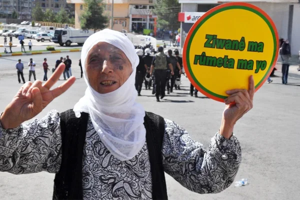 Devlet önce Kürtçe ile barışmalı