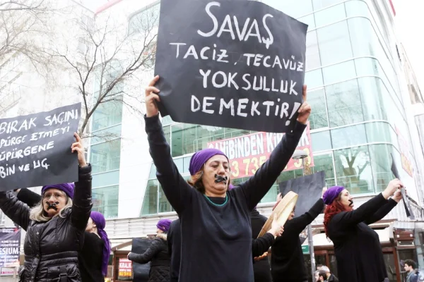 82 cinsel taciz, 74 çıplak arama