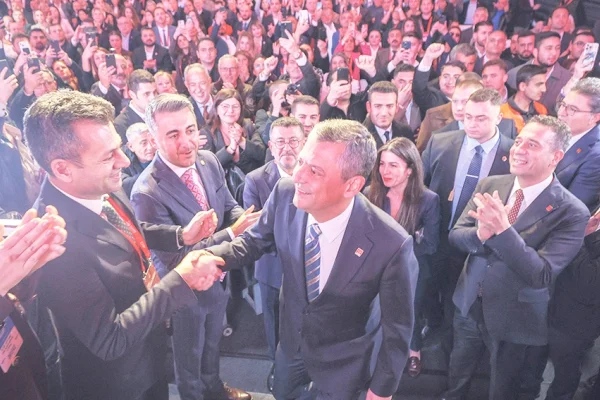 Özel, ekibini belirledi