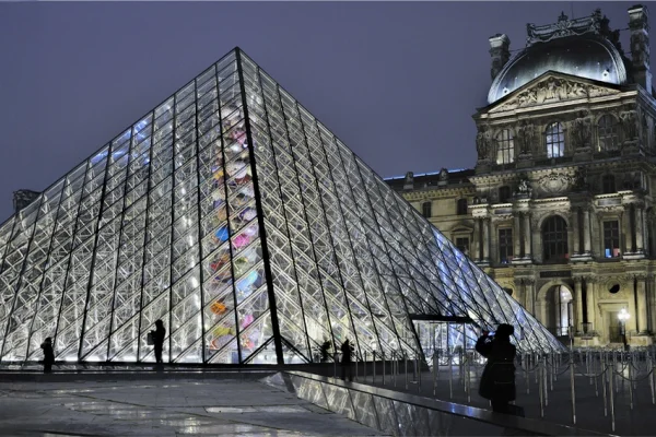 Louvre'u koruyamıyorlar