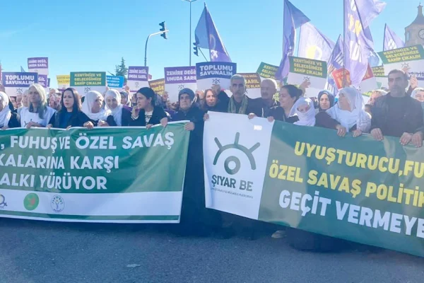 Licê'de özel savaş protestosu