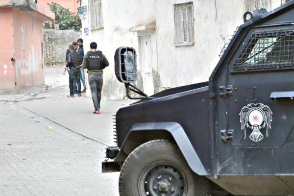 Türk polisi hakaret etti, tehdit savurdu
