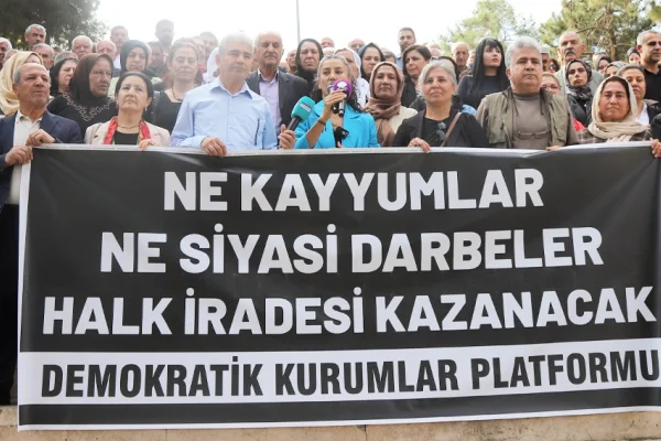 Kayyumlar artık geri çekilmeli