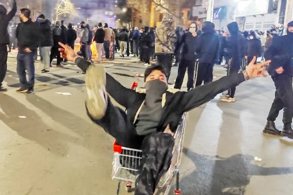 Halk sokakları terk etmiyor