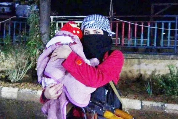 Kucağında bebeğiyle savunmada