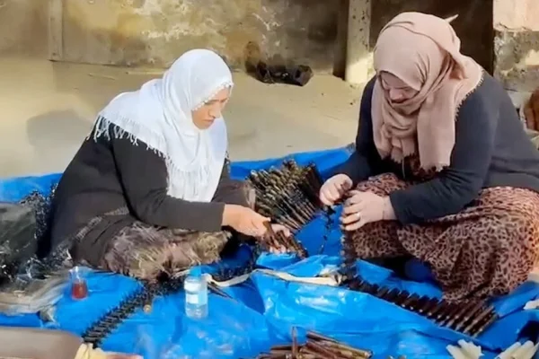 Kimisi mermi dolduruyor, kimisi su dağıtıyor