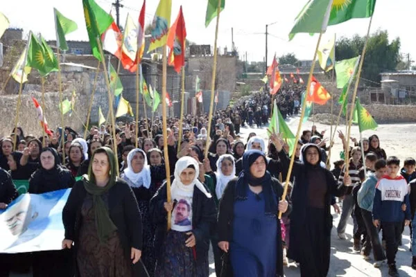 Komplo yürüyüşlerle protesto edildi