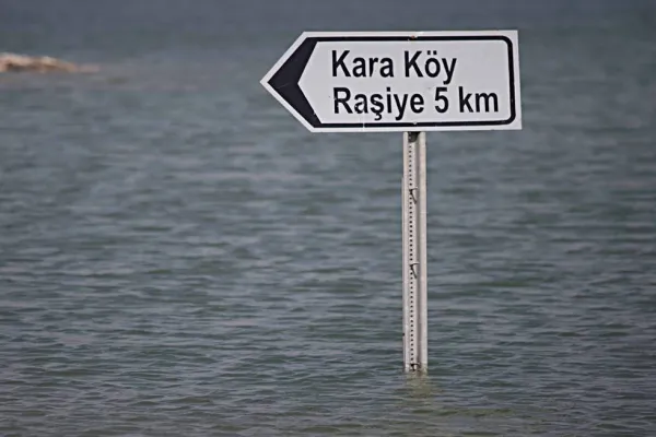 Baraj köy yollarını kapattı