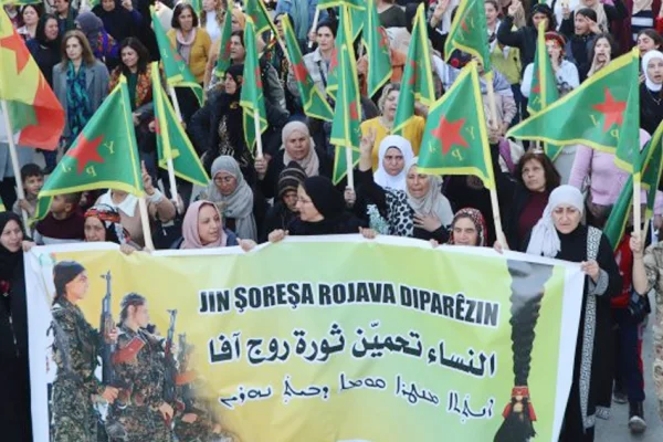 Kadınlar Rojava Devrimi’ni savunuyor
