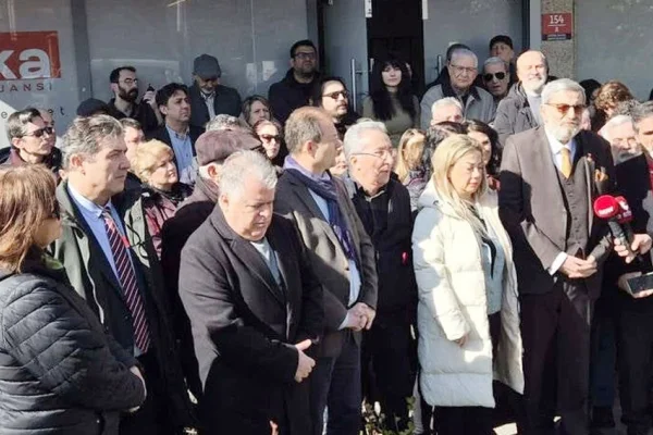 Gazeteci Şener’e destek