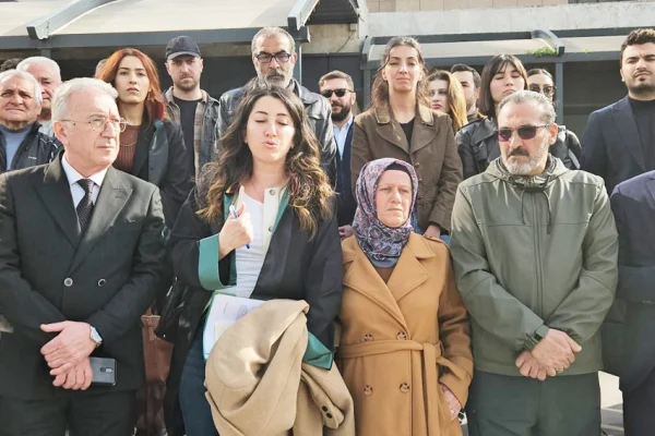 Saçlarını örerek duruşmaya katıldı