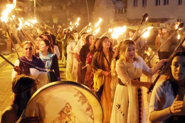 Newroz ateşi geceden yakıldı