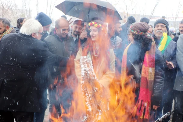 Kar altında Newroz ateşi