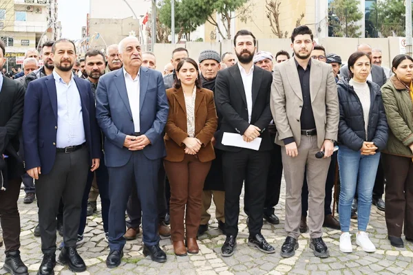 Kürdistan ve bayrakları suç değil