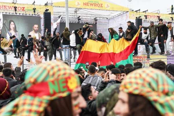 Newrozlaşan Kürt, bayrağı düşürmedi