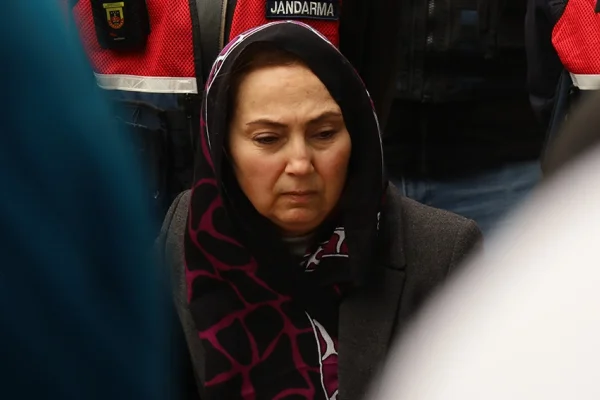 Jandarma eşliğinde cenazeye katıldı