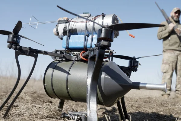 Fiber optik kablolu dronlar