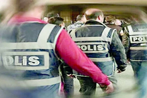Kiracı koruma polisi, ev sahiplerini tutuklattı