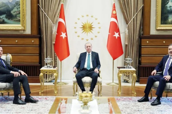 Rutte Ankara'ya, Fidan Londra'ya