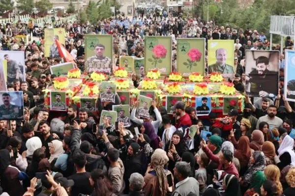 En ön saftaydılar, göğüslerini siper ettiler