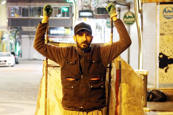 13 yaşımdan beri kağıt topluyorum