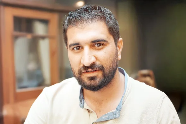 İzlerin peşine düşen yönetmen