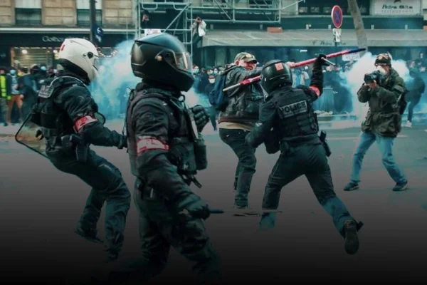 Şiddeti protesto ederken şiddet gördüler