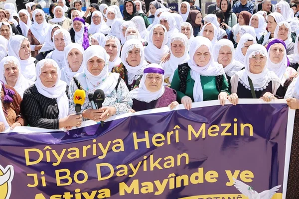 Anneler, cezaevleri önündeydi