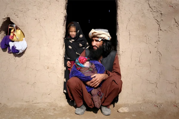 Afganistan'da babalar çocuklarını satıyor!