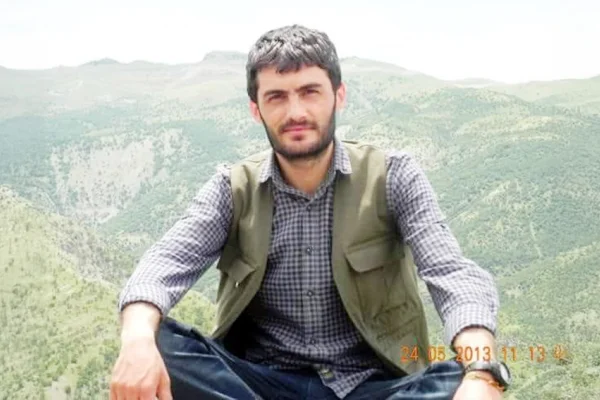 Yüzünde asılı kalan gülüş