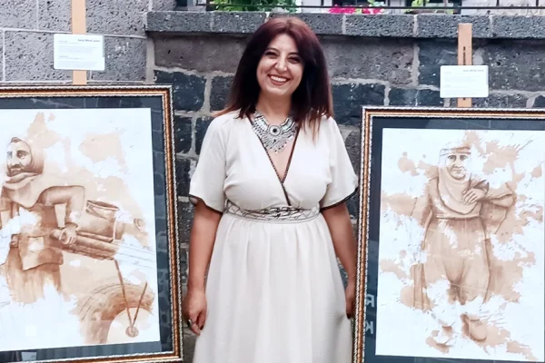 Kahve lekeleriyle direnişi resmediyor
